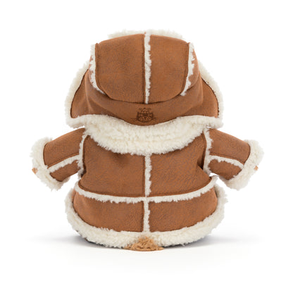 Jellycat Bartholomew Bear Alpine – brauner Kuschelbär mit Pilotenmütze und brauner Winterjacke mit cremeweißem Fellbesatz, von hinten.