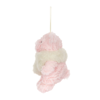 Jellycat Leola Bear Winter Warmer Decoration – rosa Plüschbär mit flauschigem cremeweißem Schal und Aufhängeschlaufe als Weihnachtsbaumschmuck, von der Seite.