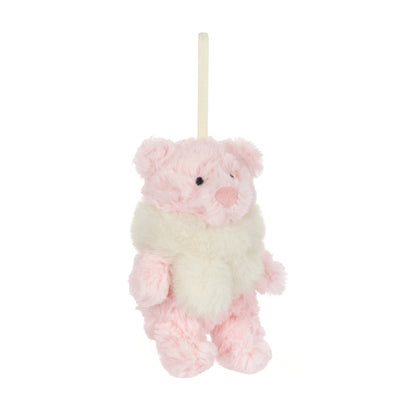 Jellycat Leola Bear Winter Warmer Decoration – rosa Plüschbär mit flauschigem cremeweißem Schal und Aufhängeschlaufe als Weihnachtsbaumschmuck.