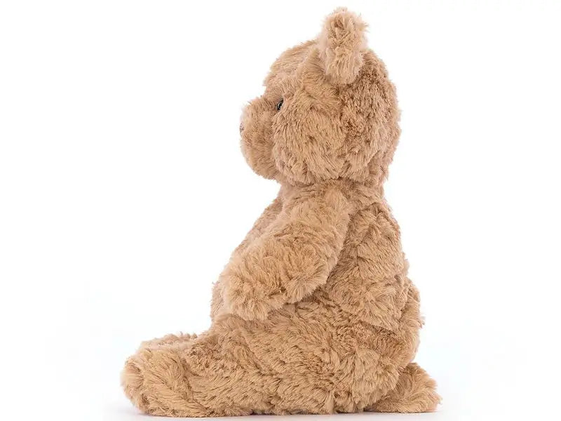 Jellycat Bartholomew Bear Tiny von der Seite mit flauschigem braunem Fell, rundem Bäuchlein, kleinen Bärenohren und kurzer Schnauze.