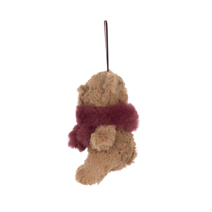 Jellycat Bartholomew Bear Winter Warmer Decoration – brauner Plüschbär mit flauschigem bordeauxrotem Schal und Aufhängeschlaufe als Weihnachtsbaumschmuck, von der Seite.