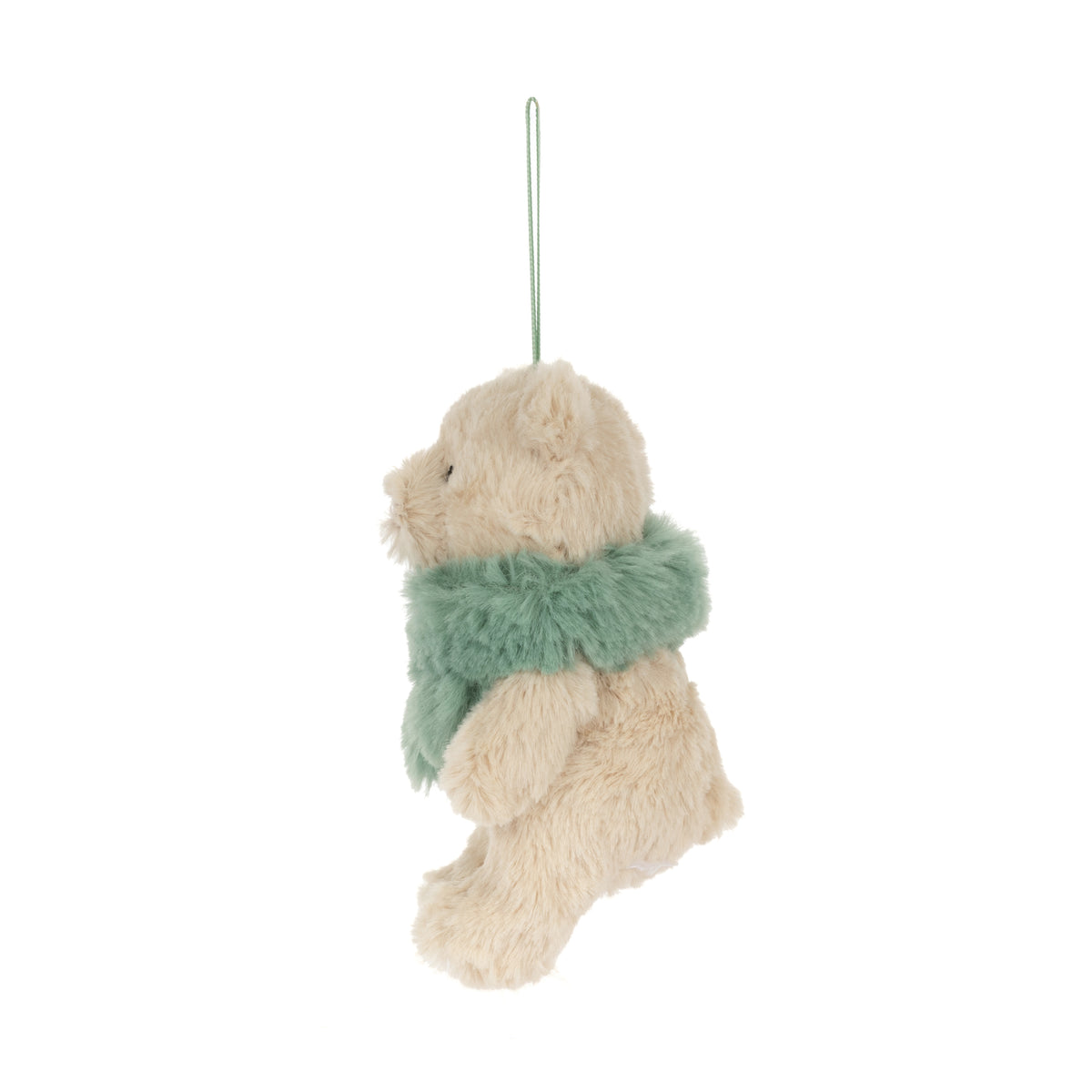 Jellycat Bartholomew Bear Jr. Winter Warmer Decoration – cremefarbener Plüschbär mit flauschigem mintgrünem Schal und grüner Aufhängeschlaufe als Weihnachtsbaumschmuck, von der Seite.