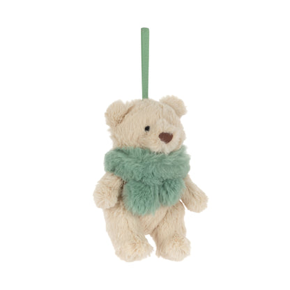 Jellycat Bartholomew Bear Jr. Winter Warmer Decoration – cremefarbener Plüschbär mit flauschigem mintgrünem Schal und grüner Aufhängeschlaufe als Weihnachtsbaumschmuck, von vorne.