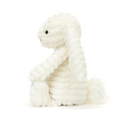 Seitenansicht: Jellycat Bashful Luxe Bunny Nimbus, weißer Plüschhase mit leicht welligem Fell, langen Hängeohren, rosa Näschen und extra flauschigem Puschelschwänzchen