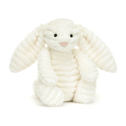 Vorderansicht: Jellycat Bashful Luxe Bunny Nimbus, weißer Plüschhase mit leicht welligem Fell, langen Hängeohren, rosa Näschen und extra flauschigem Puschelschwänzchen