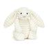 Vorderansicht: Jellycat Bashful Luxe Bunny Nimbus, weißer Plüschhase mit leicht welligem Fell, langen Hängeohren, rosa Näschen und extra flauschigem Puschelschwänzchen