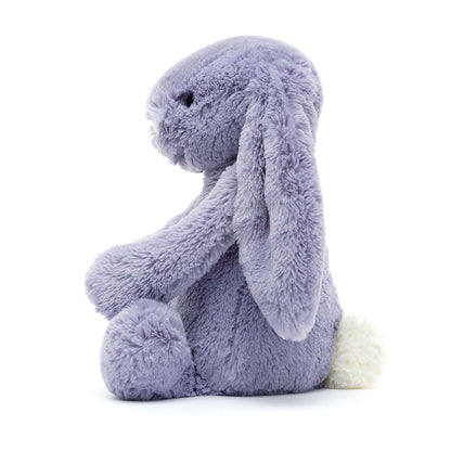 Seitenansicht: Jellycat Bashful Viola Bunny, violetter Plüschhase mit langen Hängeohren, weißem flauschigem Schwänzchen und niedlichem Gesicht