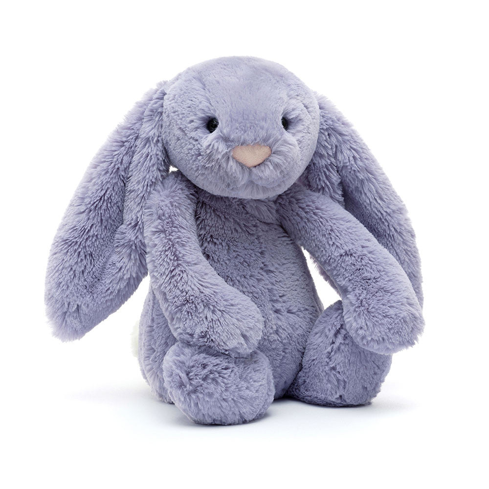 Vorderansicht: Jellycat Bashful Viola Bunny, violetter Plüschhase mit langen Hängeohren, weißem flauschigem Schwänzchen und niedlichem Gesicht