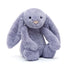 Vorderansicht: Jellycat Bashful Viola Bunny, violetter Plüschhase mit langen Hängeohren, weißem flauschigem Schwänzchen und niedlichem Gesicht