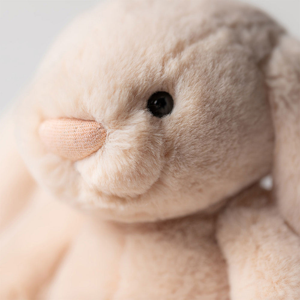 Detailansicht: Jellycat Bashful Luxe Bunny Willow Kuschelhase in Creme-Beige mit langen Hängeohren und flauschigem, weißen Schwänzchen