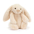 Vorderansicht: Jellycat Bashful Luxe Bunny Willow Kuschelhase in Creme-Beige mit langen Hängeohren und flauschigem, weißen Schwänzchen