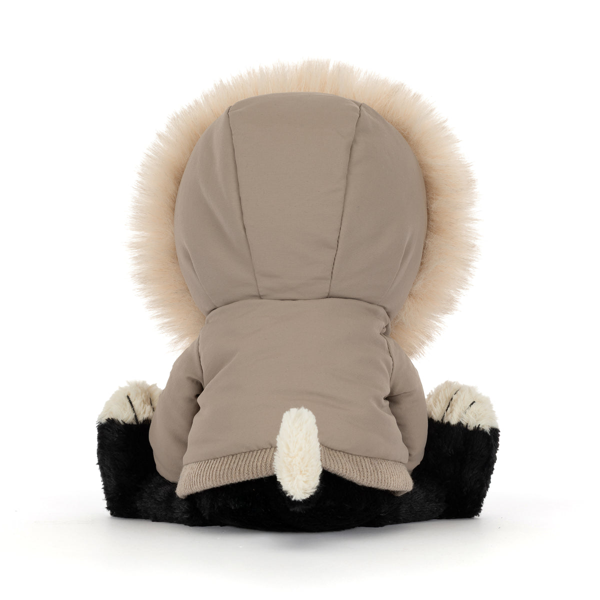 Jellycat Jack Alpine mit beigefarbener Winterjacke und großer, flauschiger Kapuze mit Fellbesatz – schwarzer Kuschelkater im winterlichen Look, von hinten.