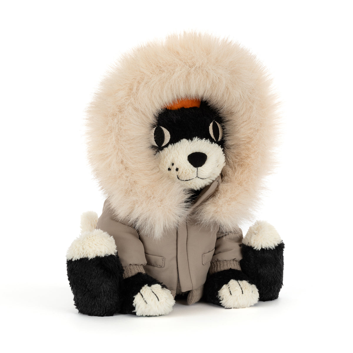 Jellycat Jack Alpine mit beigefarbener Winterjacke und großer, flauschiger Kapuze mit Fellbesatz – schwarzer Kuschelkater im winterlichen Look, von vorne.