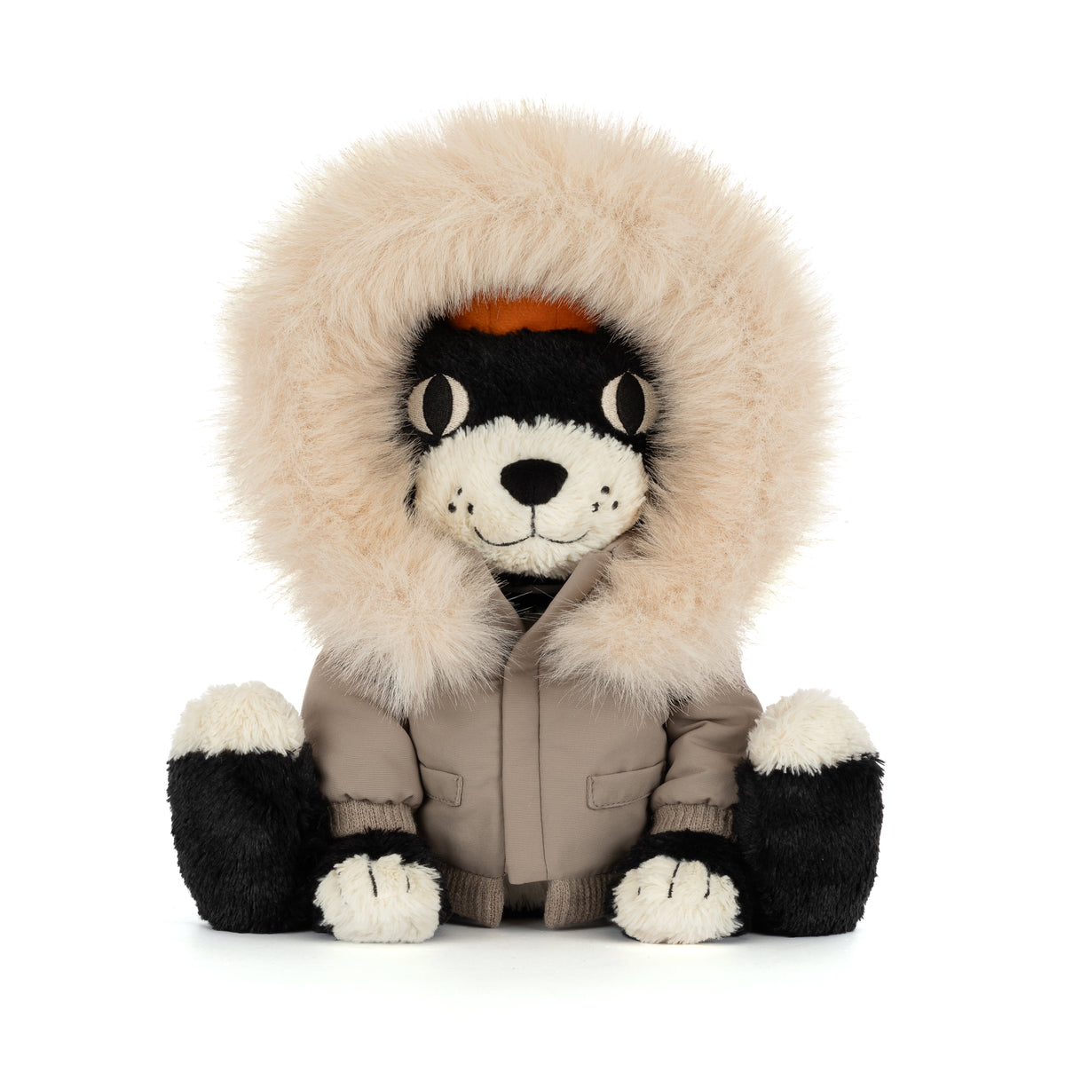 Jellycat Jack Alpine mit beigefarbener Winterjacke und großer, flauschiger Kapuze mit Fellbesatz – schwarzer Kuschelkater im winterlichen Look, von vorne.