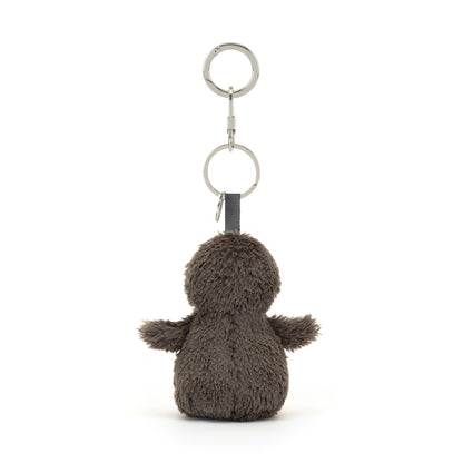Jellycat Peanut Penguin Key Chain – flauschiger Pinguin mit Metallring zur Befestigung an Taschen und Schlüsseln, von hinten.