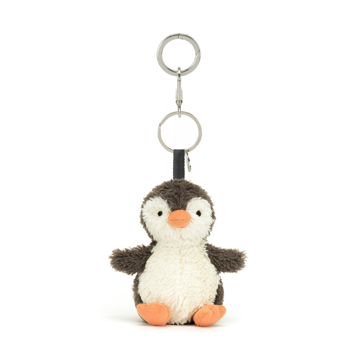 Jellycat Peanut Penguin Key Chain – flauschiger Pinguin mit weißem Bauch, orangefarbenem Schnabel und Füßchen sowie Metallring zur Befestigung an Taschen und Schlüsseln, von vorne.