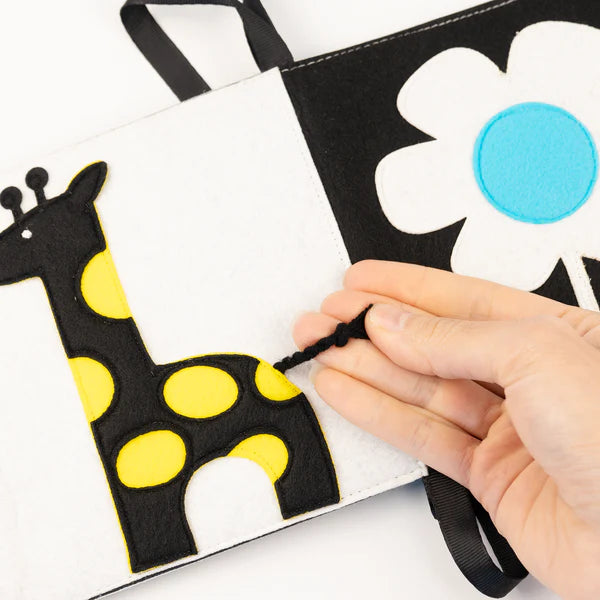Baby Faltbuch Farbfunken schwarz weiß mit Farbakzenten aus Filz Jolly Designs