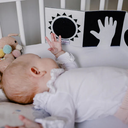Schwarz Weiß Kontrastbuch für Neugeborene aus Filz Jolly Designs Babyspielzeug