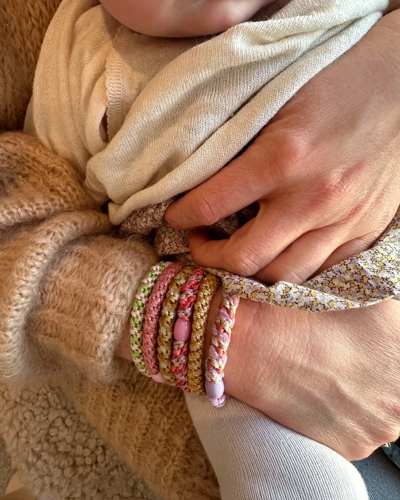 KKNEKKI Haargummi Gold – geflochtenes, festliches Haarband und Haargummi fürs Handgelenk