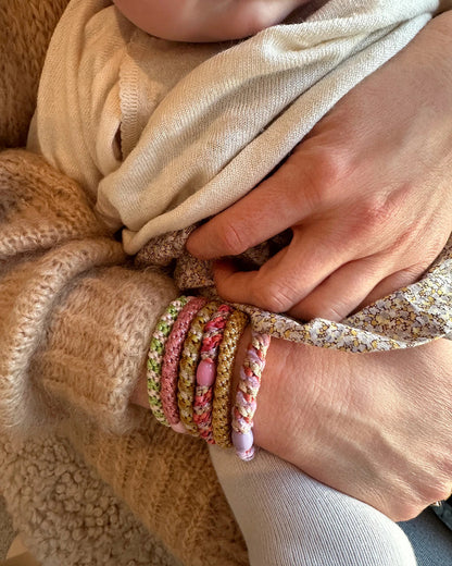 KKNEKKI Haargummi Gold – geflochtenes, festliches Haarband und Haargummi fürs Handgelenk