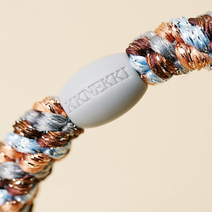 KKNEKKI Haargummi Mix Rosegold Seablue – Detailansicht der kleinen Perle aus recyceltem Kunststoff