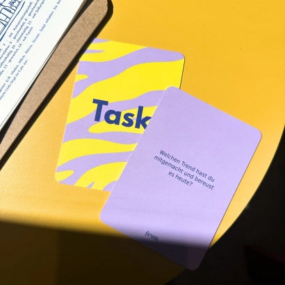 Kartenset „Ask &amp; Task – Friends Edition“ mit Fragen- und Aufgabenkarten für Freunde, ideal für Spieleabende, Picknick oder unterwegs, zum gemeinsamen Lachen und Kennenlernen.