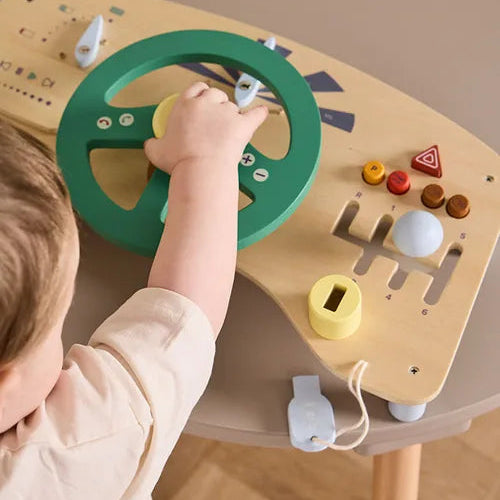 Holz-Aktivitätsbrett in Auto-Form mit verschiedenen Spielelementen zum Drehen und Schieben zur Förderung von Motorik und Konzentration für Kinder ab 12 Monaten