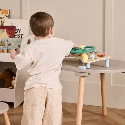 Holz-Aktivitätsbrett in Auto-Form mit verschiedenen Spielelementen zum Drehen und Schieben zur Förderung von Motorik und Konzentration für Kinder ab 12 Monaten