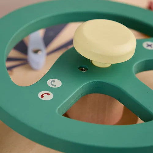 Holz-Aktivitätsbrett in Auto-Form mit verschiedenen Spielelementen zum Drehen und Schieben zur Förderung von Motorik und Konzentration für Kinder ab 12 Monaten