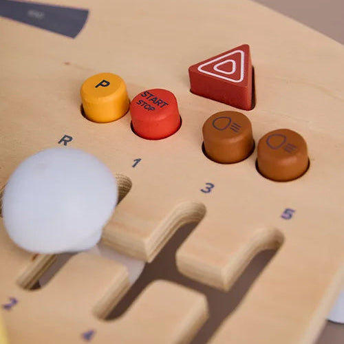 Holz-Aktivitätsbrett in Auto-Form mit verschiedenen Spielelementen zum Drehen und Schieben zur Förderung von Motorik und Konzentration für Kinder ab 12 Monaten