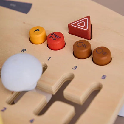 Holz-Aktivitätsbrett in Auto-Form mit verschiedenen Spielelementen zum Drehen und Schieben zur Förderung von Motorik und Konzentration für Kinder ab 12 Monaten