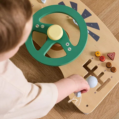 Holz-Aktivitätsbrett in Auto-Form mit verschiedenen Spielelementen zum Drehen und Schieben zur Förderung von Motorik und Konzentration für Kinder ab 12 Monaten