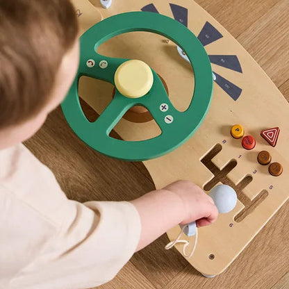 Holz-Aktivitätsbrett in Auto-Form mit verschiedenen Spielelementen zum Drehen und Schieben zur Förderung von Motorik und Konzentration für Kinder ab 12 Monaten