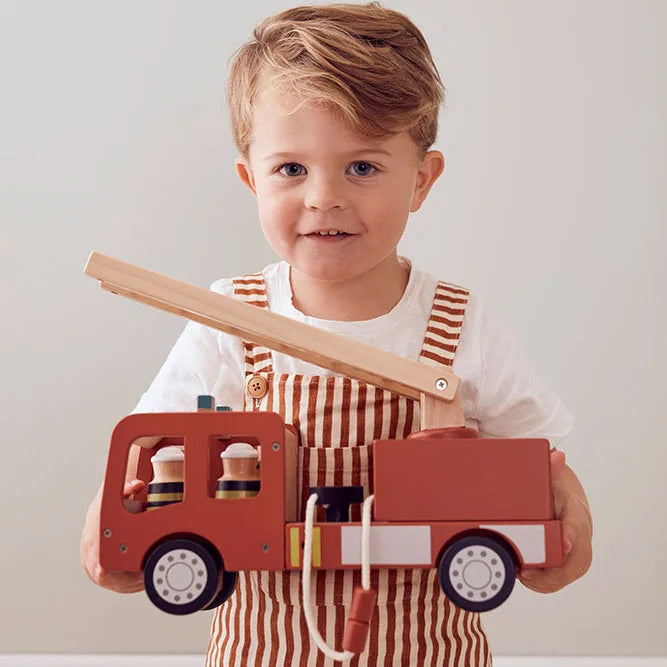 Holz-Feuerwehrauto für Kinder mit beweglichen Rädern im schlichten Design, geeignet für fantasievolles Rollenspiel ab ca. 3 Jahren.