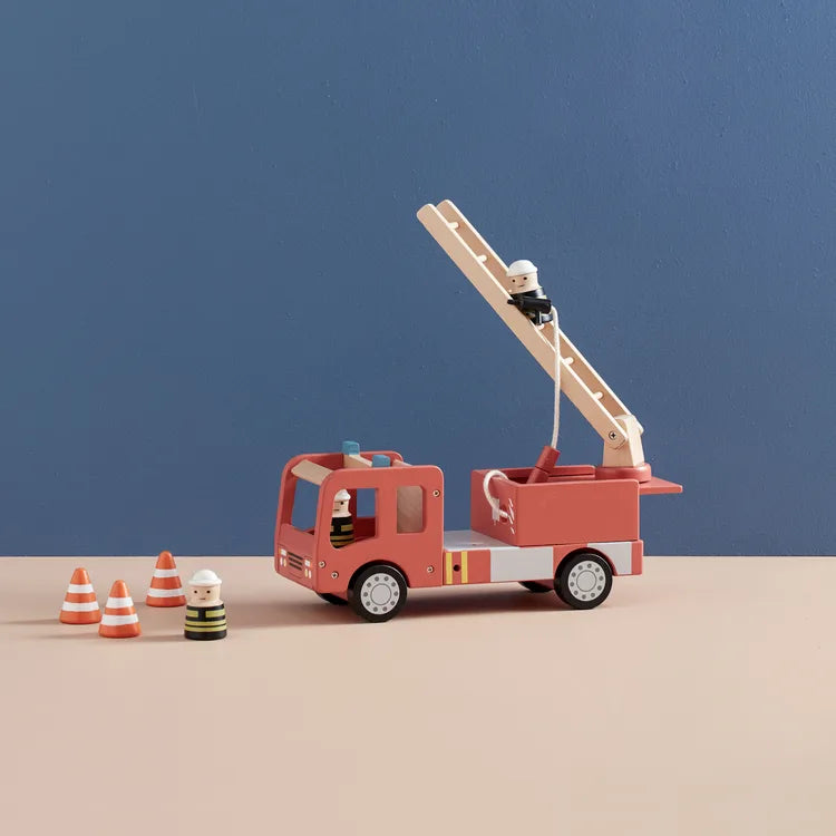 Holz-Feuerwehrauto für Kinder mit beweglichen Rädern im schlichten Design, geeignet für fantasievolles Rollenspiel ab ca. 3 Jahren.