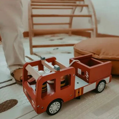 Holz-Feuerwehrauto für Kinder mit beweglichen Rädern im schlichten Design, geeignet für fantasievolles Rollenspiel ab ca. 3 Jahren.
