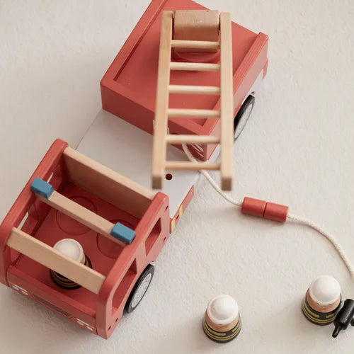 Holz-Feuerwehrauto für Kinder mit beweglichen Rädern im schlichten Design, geeignet für fantasievolles Rollenspiel ab ca. 3 Jahren.