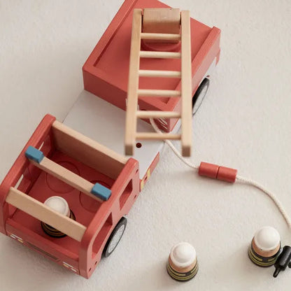 Holz-Feuerwehrauto für Kinder mit beweglichen Rädern im schlichten Design, geeignet für fantasievolles Rollenspiel ab ca. 3 Jahren.