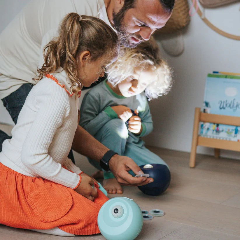 KIDYSTAR Planetarium Ozean – Projektor mit 6 Bildscheiben, Nachtlicht und Bluetooth fürs Kinderzimmer