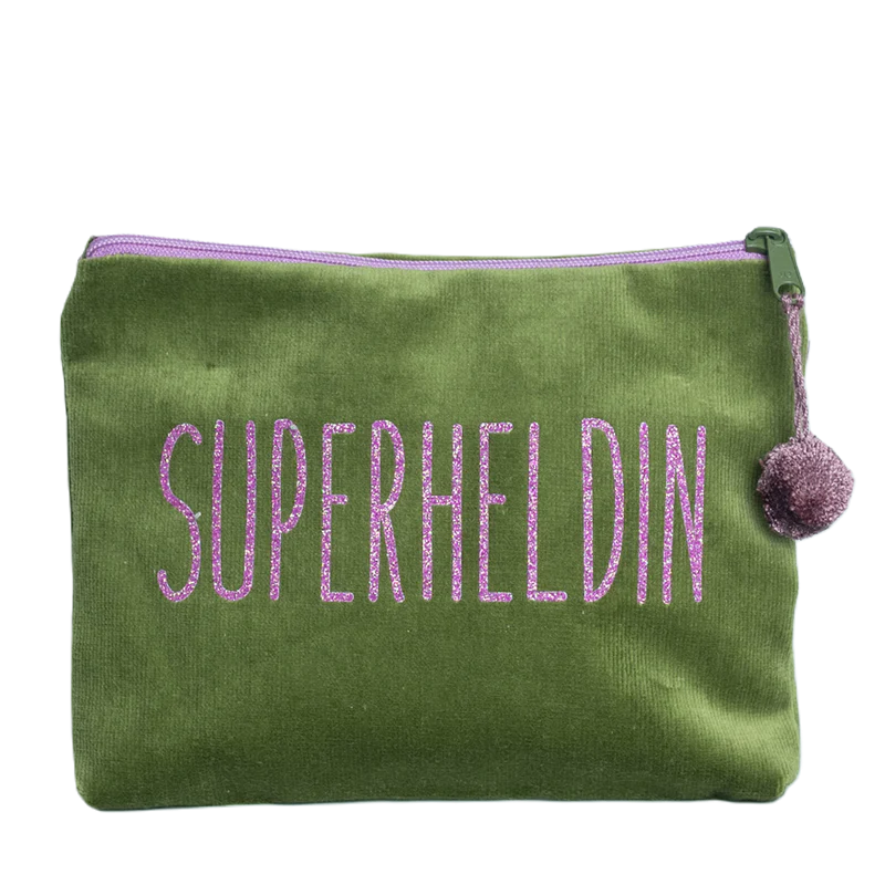 Produktbild: Kosmetiktasche aus grünem Samt mit Lila Glitzer-Schriftzug Superheldin von Frau Heidelberg 