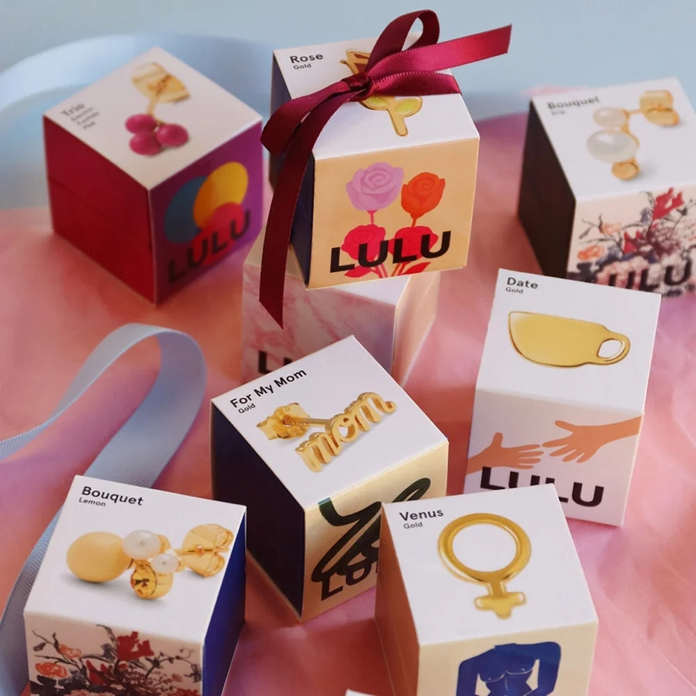 Verschiedene Signature-Geschenkboxen von LULU Copenhagen, darunter auch der mom 