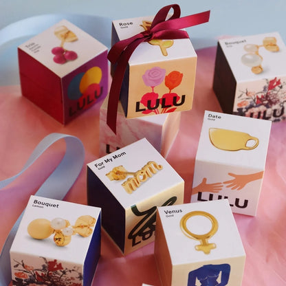 Verschiedene Signature-Geschenkboxen von LULU Copenhagen, darunter auch der mom 