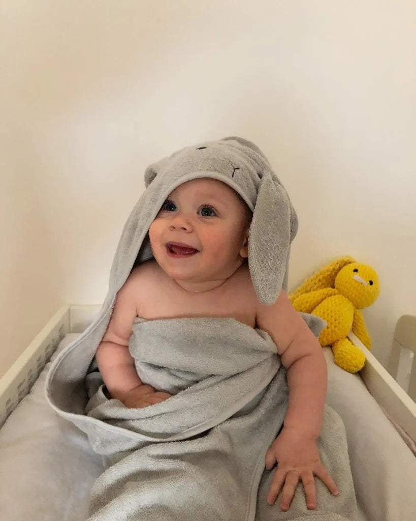 Kapuzenhandtuch Albert von Liewood für Babys und Kleinkinder in der Größe 70 x 70 cm. Modellbild.