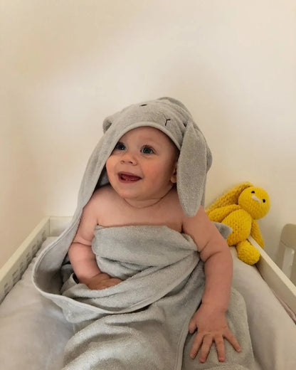 Kapuzenhandtuch Albert von Liewood für Babys und Kleinkinder in der Größe 70 x 70 cm. Modellbild.