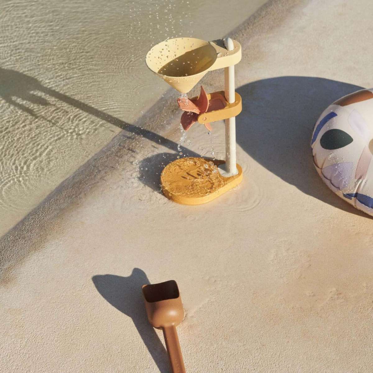 Wassermühle Jeppe Mill von Liewood. Ein tolles Sandspielzeug für Strand und Sandkasten.