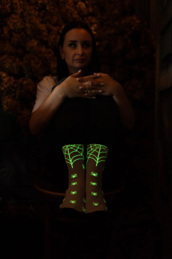 Halloween Kindersocken von My Day My Dream. Das Spinnennetz und die Spinnen leuchten im Dunkeln. 