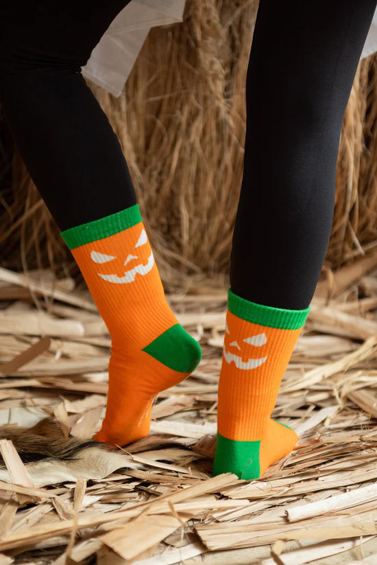 Halloween Kindersocken von My Day My Dream. Das Gesicht des Kürbisses leuchtet im Dunkeln. 