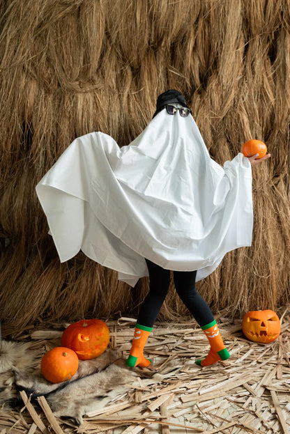 Halloween Kindersocken von My Day My Dream. Das Gesicht des Kürbisses leuchtet im Dunkeln. 
