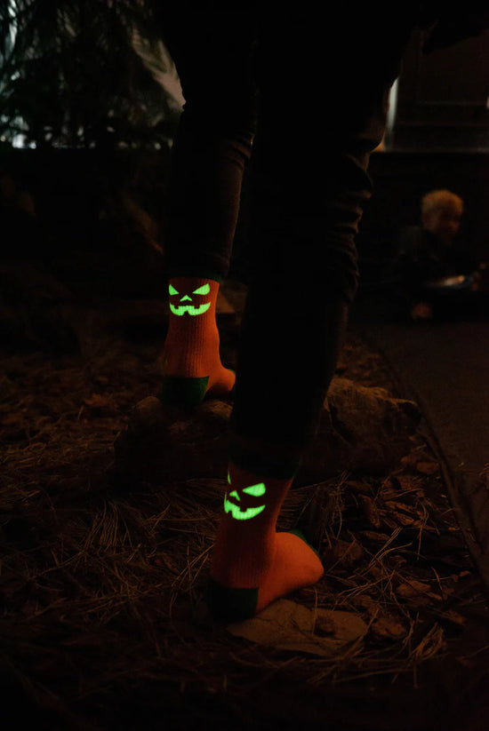 Halloween Kindersocken von My Day My Dream. Das Gesicht des Kürbisses leuchtet im Dunkeln. 