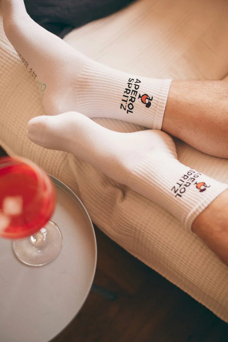 Socken von My Day My Dream. Mit der Aufschrift Aperol Spritz und einem gefüllten Cocktailglas.